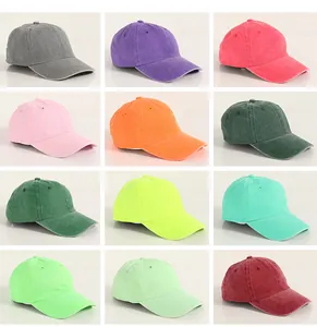 Vista dettagliata di dodici cappellini da baseball vintage in cotone lavato multicolore