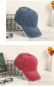 Dettaglio dei cappellini da baseball in cotone lavato in blu navy e rosso ruggine