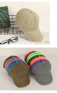 Dettaglio di cappellini da baseball in cotone lavato in vari colori stile vintage