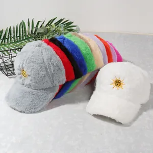 Casquette de Baseball en Peluche Chaude d'Hiver pour Femme Broderie Soleil Fausse Fourrure Ajustable Mode Visage de Soleil