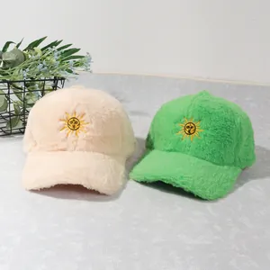 Casquettes de baseball d'hiver en peluche beige et vert avec broderie soleil et fausse fourrure