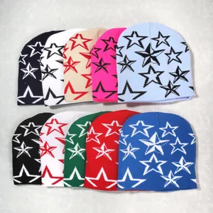 Vista de detalle de gorros de punto con patrones de estrellas jacquard en diez colores