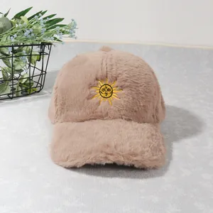 Détail de la casquette de baseball en peluche marron clair avec broderie de soleil