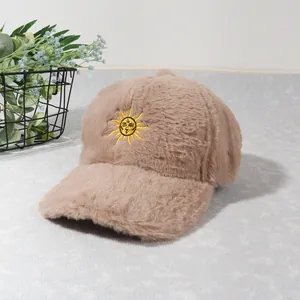 Détail de la casquette de baseball en fausse fourrure kaki avec broderie soleil jaune