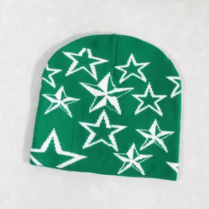 Gorro de punto verde Y2K con motivos de estrellas blancas para un estilo urbano chic