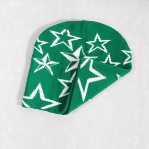 Gorro de punto verde con estampado de estrellas para el invierno y estilo casual urbano