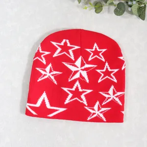 Textura detallada de punto de un gorro Y2K rojo con patrones de jacquard de estrellas