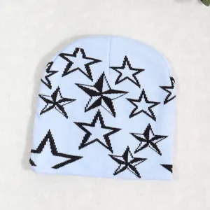 Gorro de punto Y2K azul claro con elegantes detalles de estrellas negras de jacquard