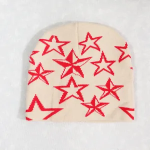 Detalle de gorro de punto crema con patrón de estrellas rojas de estilo Y2K