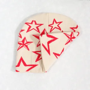 Detalle del gorro de punto Y2K beige con estampado jacquard de estrellas rojas