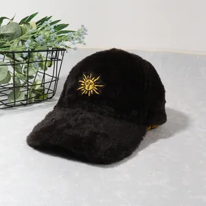 Détail macro d'une casquette de baseball en peluche avec broderie soleil délicate