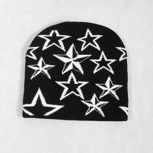 Detalle del tejido de punto de gorro negro con estrellas blancas de jacquard para invierno