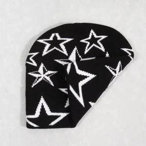 Primer plano del tejido jacquard con patrón de estrellas en un gorro negro de invierno