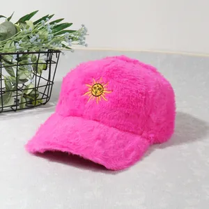 Vue détaillée de la broderie soleil sur casquette de baseball rose en fausse fourrure