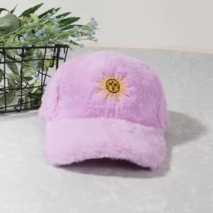 Gros plan sur la casquette de baseball en peluche violette avec broderie soleil jaune