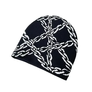 Streetwear πλεκτός σκούφος με μαύρη βάση και λευκό σχέδιο αλυσίδας για εξωτερική ζεστασιά
