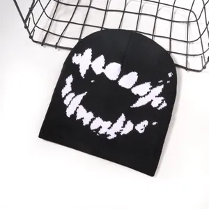 Berretto in maglia streetwear con motivo astratto bianco e nero su sfondo bianco