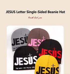 Dettaglio dei berretti in maglia jacquard Jesus in vari colori con ricamo a croce