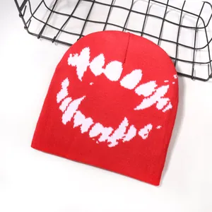Berretto in maglia rossa chic con motivo a denti bianchi per un look street style