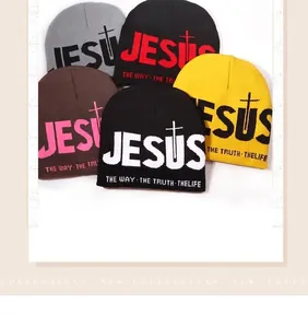 Dettaglio di berretti in maglia in vari colori con jacquard Jesus e scritte bibliche