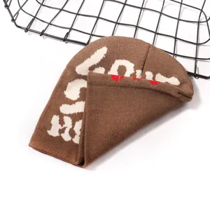 Gorro de punto marrón con letras jacquard para calidez y comodidad durante el invierno