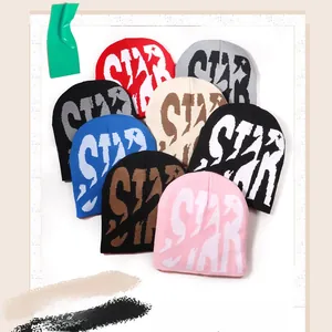 Détail de bonnets en maille jacquard colorés avec lettrage Star en divers coloris urbains