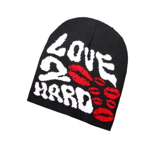 Gorro de punto negro unisex con letras LOVE 2 HARD blancas y labios rojos