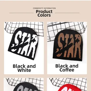 Détail de bonnets en maille jacquard avec lettrage STAR en noir-blanc et couleur café