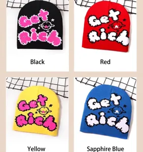 Dettaglio di berretti in nero, rosso, giallo e blu con motivi graffiti Get Rich