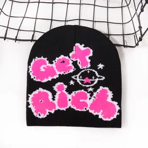 Berretto in maglia nero alla moda con testo jacquard GET RICH e motivi a stella