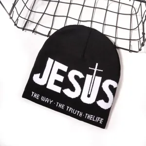 Berretto nero in maglia con scritta JESUS bianca e simbolo della croce stile outdoor