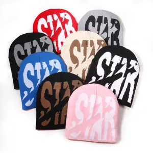 Plusieurs bonnets en tricot colorés avec motifs STAR pour la chaleur et le style d'hiver