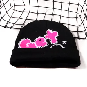 Berretto in maglia nera alla moda con jacquard a lettere rosa e motivi a stelle