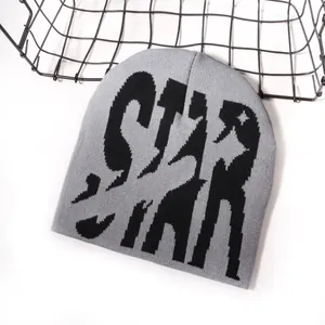 Bonnet en maille gris avec lettrage STAR en jacquard noir sur un fond blanc épuré