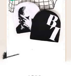 Détail de bonnets en tricot avec motif silhouette noire et logo BT blanc tissé