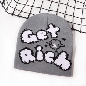 Berretto grigio in maglia con motivo jacquard Get Rich e disegno del pianeta per uno stile street invernale