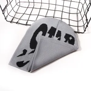 Bonnet en tricot gris avec motif jacquard CRTZ noir sur fond blanc neutre