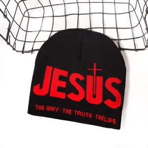 Berretto in maglia nera con ricamo Jesus rosso e slogan religioso sulla parte anteriore