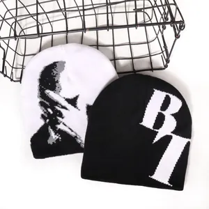 Bonnets en tricot noir et blanc avec silhouette de portrait et logo BT jacquard
