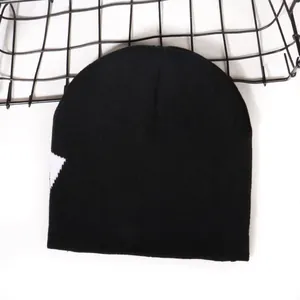 Bonnet en maille jacquard noir tendance avec motif géométrique blanc pour hommes et femmes