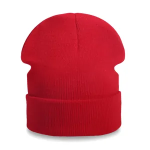 Berretto classico in maglia a coste rosso brillante con risvolto per stile autunnale