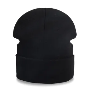 Berretto classico in maglia nera con risvolto per un perfetto stile invernale minimal