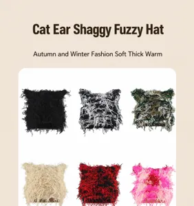 Detailgitter mit sechs Plüschstrickmützen mit Katzenohren in verschiedenen Farben