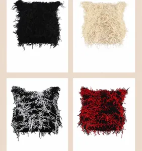 Detailansicht von vier verschiedenen Farben flauschiger Katzenohren-Mützen für den Winter