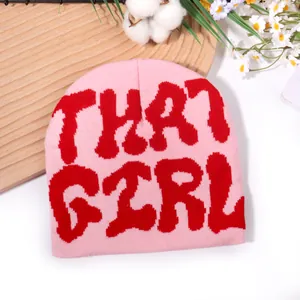 Bonnet en tricot rose avec texte jacquard THAT GIRL rouge pour un style streetwear