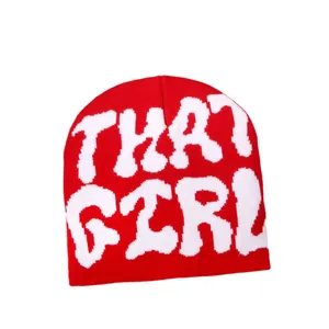 Bonnet en maille rouge style urbain avec texte jacquard blanc THAT GIRL pour l'hiver
