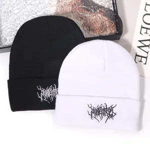 Schwarze und weiße Strickmützen mit Streetwear-Stickerei und dicken Rippstrickbündchen