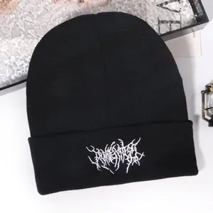 Schwarze Strickmütze mit weißer Gothic-Stickerei und Umschlag in gemütlicher Ästhetik