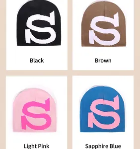 Detailansicht von Beanies in Schwarz, Kaffee, Hellrosa und Königsblau mit Buchstabe S