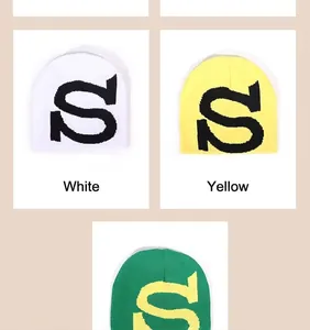 Detailansicht bunter Strickmützen mit gestickten S-Logo-Patches für den Winter